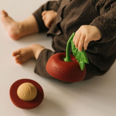 Jouet à empiler bébé et balle hochet Cherry (Oli and Carol) - Image 3