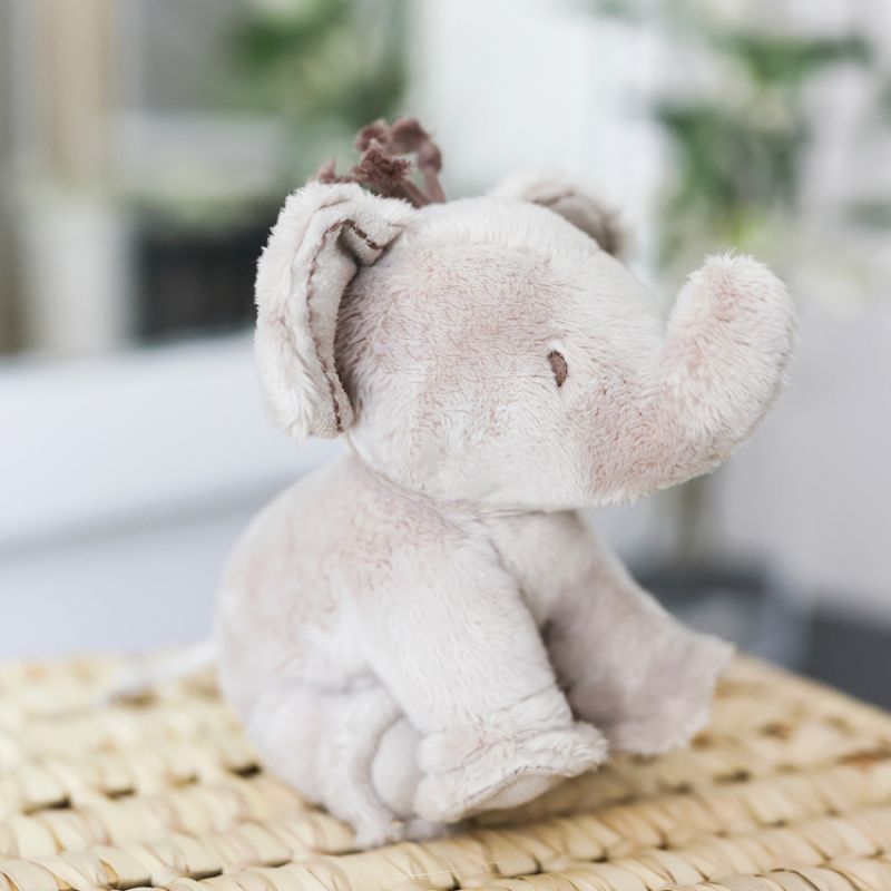 Image d'ambiance de présentation du produit Peluche Ferdinand l'éléphant taupe (25 cm) - Tartine et Chocolat