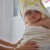 Cape de bain Comme un bonbon Romy damier jaune BEBEL Ambiance 2
