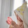 Cape de bain Comme un bonbon Romy damier jaune BEBEL Ambiance 3