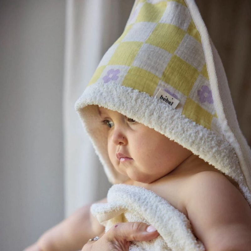 Cape de bain Comme un bonbon Romy damier jaune BEBEL Ambiance 1