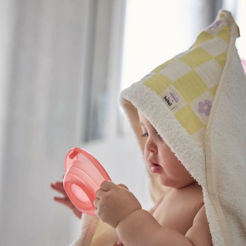 Cape de bain Comme un bonbon Romy damier jaune BEBEL Ambiance 3