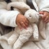 Petit Lapin sensoriel en coton bio sable Moonie Ambiance 2