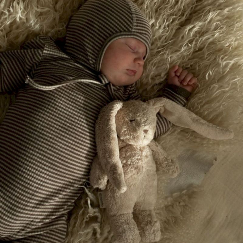 Petit Lapin sensoriel en coton bio sable Moonie Ambiance 4