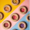 Hochet sensoriel Sensory Donut oranges Petit Boum Ambiance 4