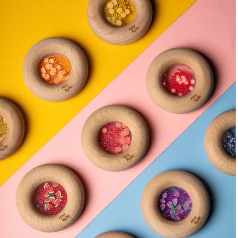 Hochet sensoriel Sensory Donut oranges Petit Boum Ambiance 4