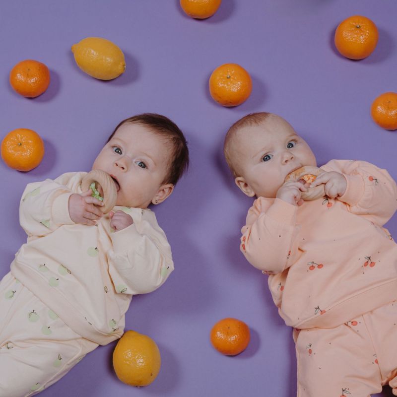 Hochet sensoriel Sensory Donut oranges Petit Boum Ambiance 5