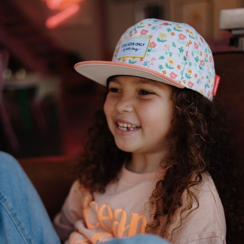 Image d'ambiance de présentation du produit Casquette Clover Berry (2-5 ans) - Hello Hossy