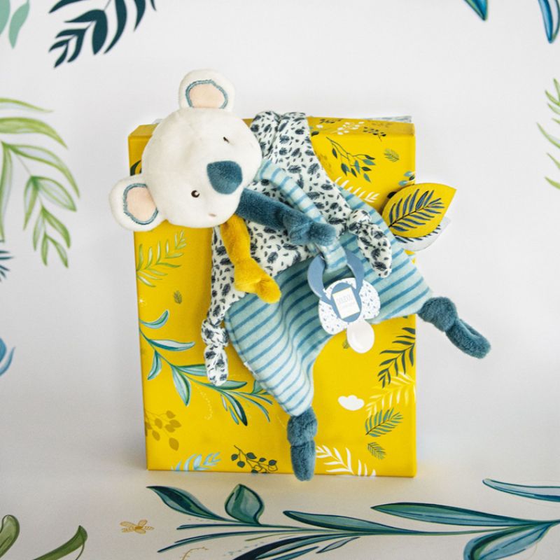 Image d'ambiance de présentation du produit Coffret doudou attache sucette Yoca le koala (20 cm) - Doudou et Compagnie