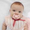 Sucette orthodontique en silicone Binky Bow Misty Pink (3 mois et +) Elodie Details Ambiance 2
