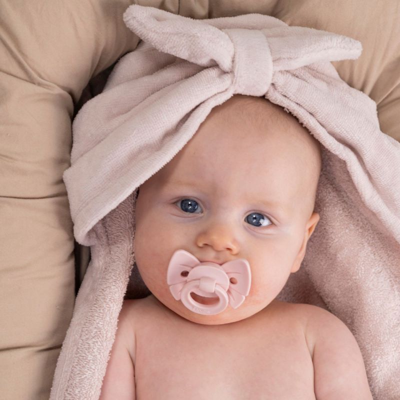 Sucette orthodontique en silicone Binky Bow Misty Pink (3 mois et +) Elodie Details Ambiance 5