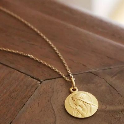 Collier chaîne médaille Vierge Ave Maria en prière personnalisable (plaqué or)