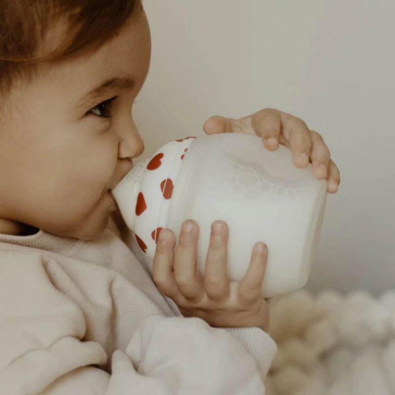 Biberon anti-colique en silicone Full of Love rouge (330ml) Elhée Ambiance 2