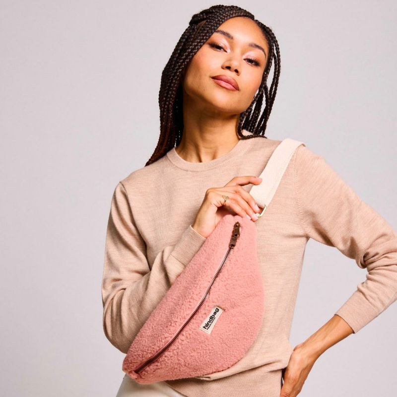 Sac banane Sasha L Teddy Rose poudrée Hindbag Ambiance 1