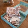 Coffret cadeau set repas couverts et bavoir Savannah Bloom Béaba Ambiance 2