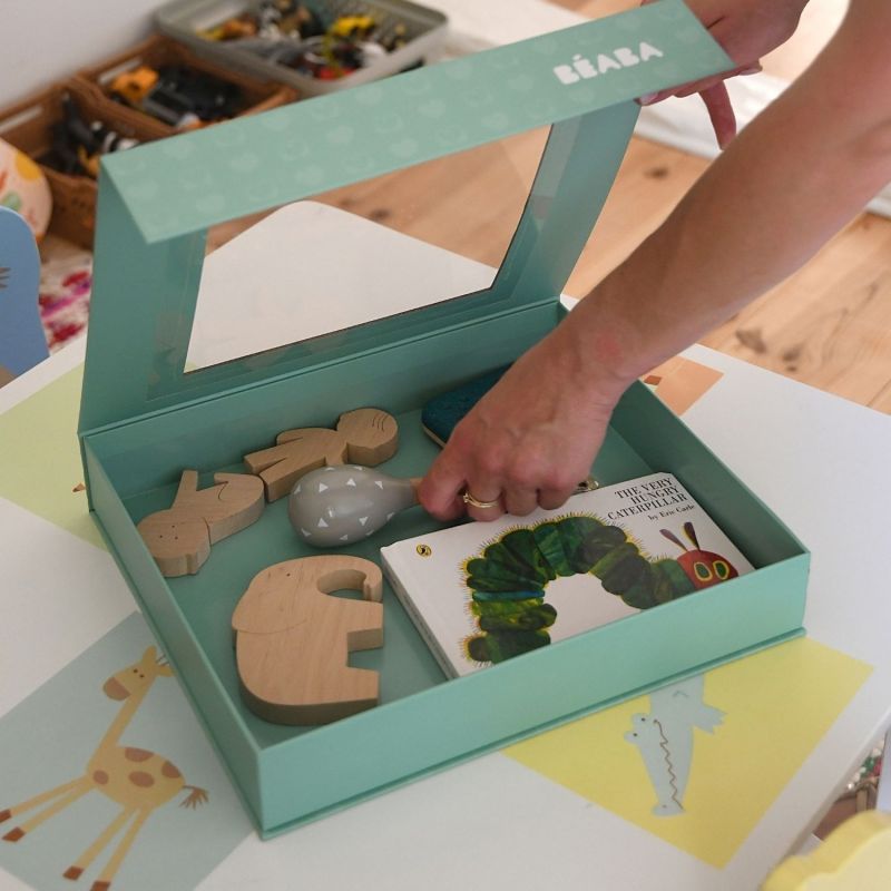 Coffret cadeau set repas couverts et bavoir Savannah Bloom Béaba Ambiance 7