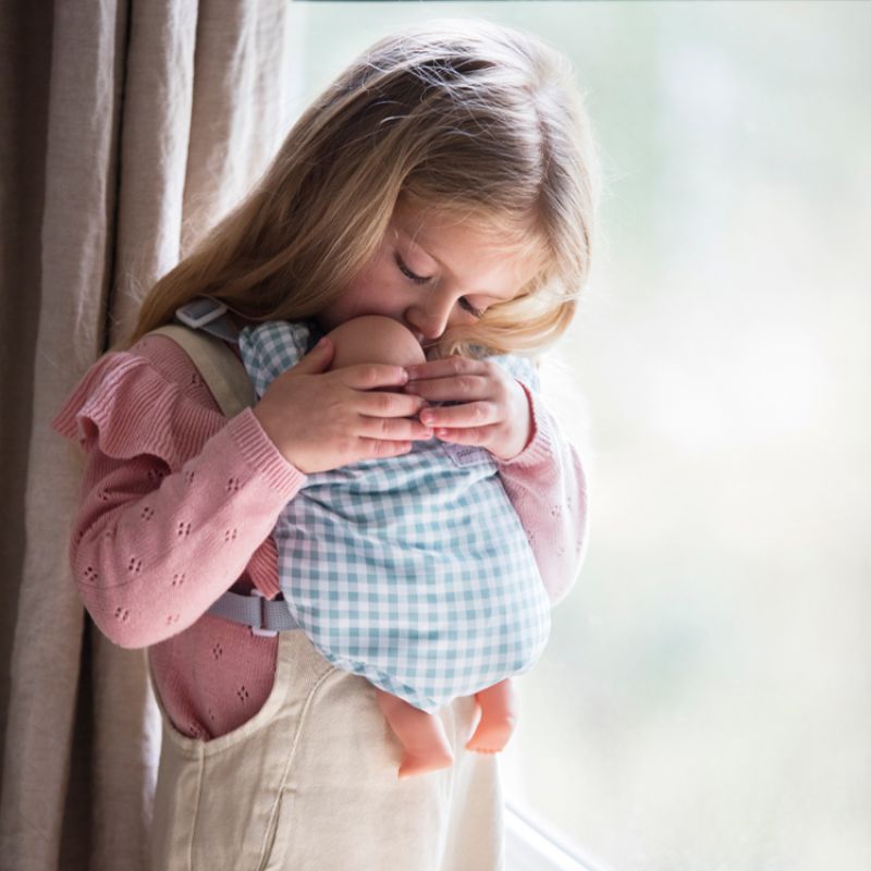 Image d'ambiance de présentation du produit Sac à dos porte bébé pour poupée Tom Vichy vert - Pasito a pasito