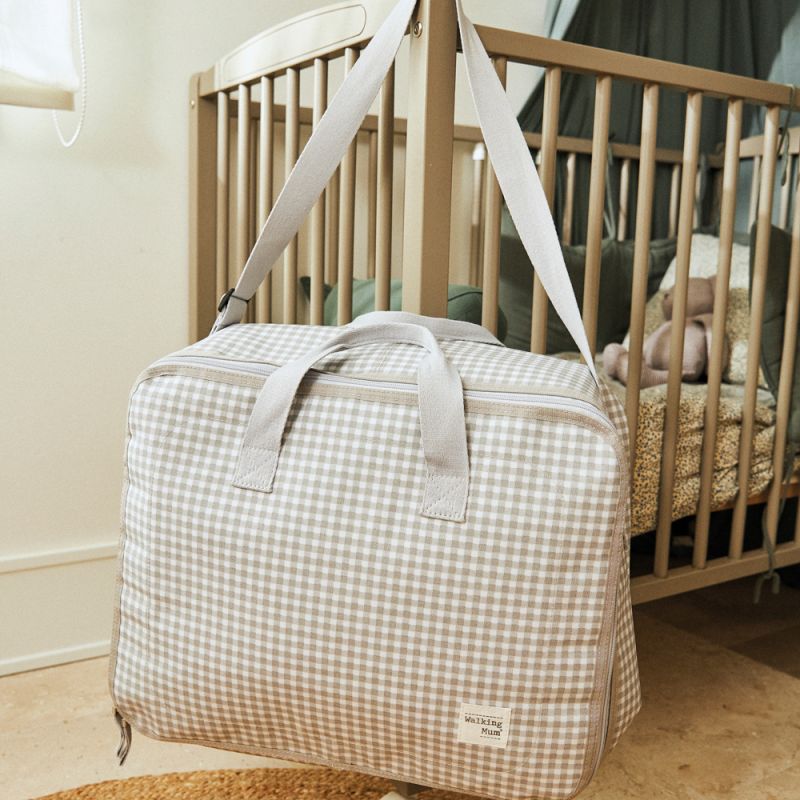 Image d'ambiance de présentation du produit Valise de maternité I love vichy gris - Walking Mum