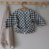 Bavoir à manches longues Olive Check (6-24 mois) Mushie Ambiance 3