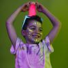 Bouteille sensorielle à paillettes Float Rose fluorescente  par Petit Boum