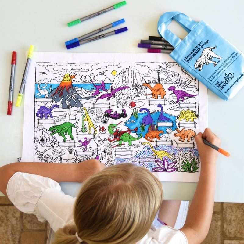 Set de table à colorier lavable et réutilisable Dino avec 10 feutres Eatsleepdoodle Ambiance 2