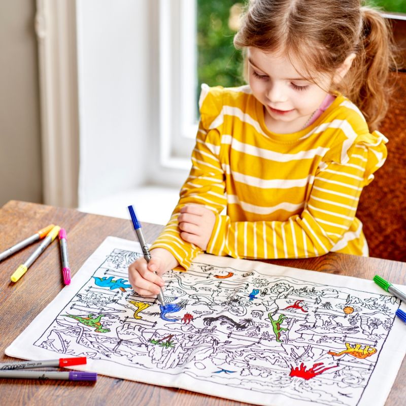 Set de table à colorier lavable et réutilisable Dino avec 10 feutres Eatsleepdoodle Ambiance 4