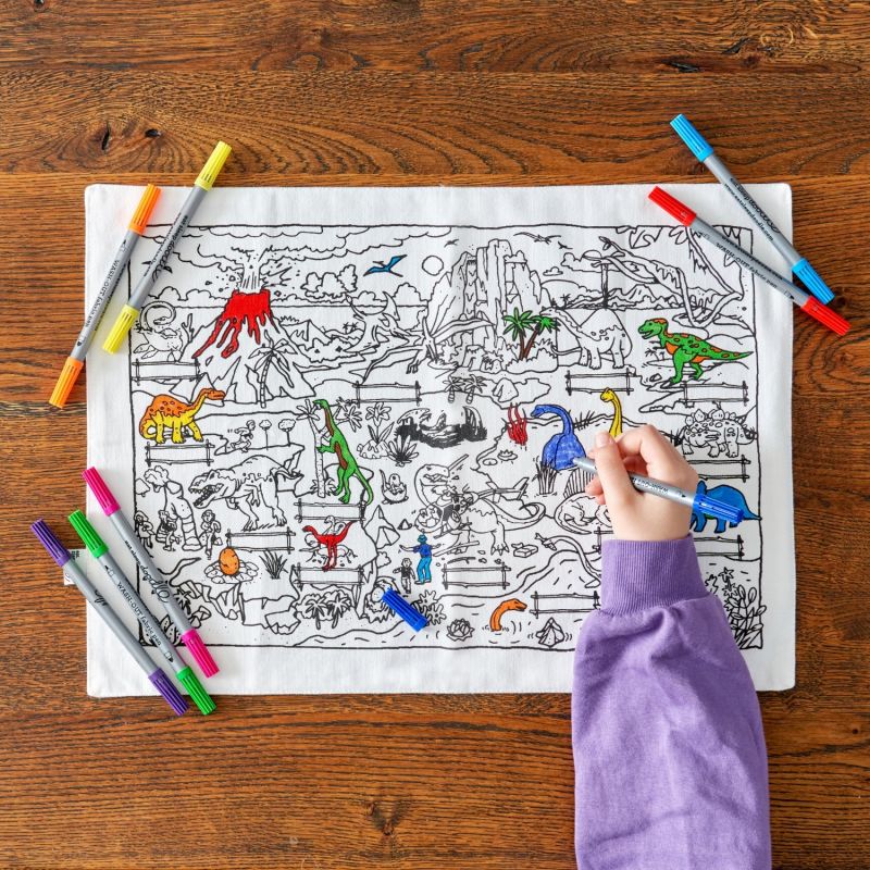 Set de table à colorier lavable et réutilisable Dino avec 10 feutres Eatsleepdoodle Ambiance 5