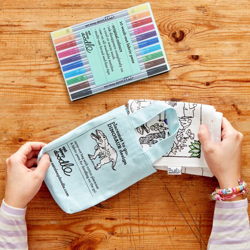 Set de table à colorier lavable et réutilisable Dino avec 10 feutres Eatsleepdoodle Ambiance 6