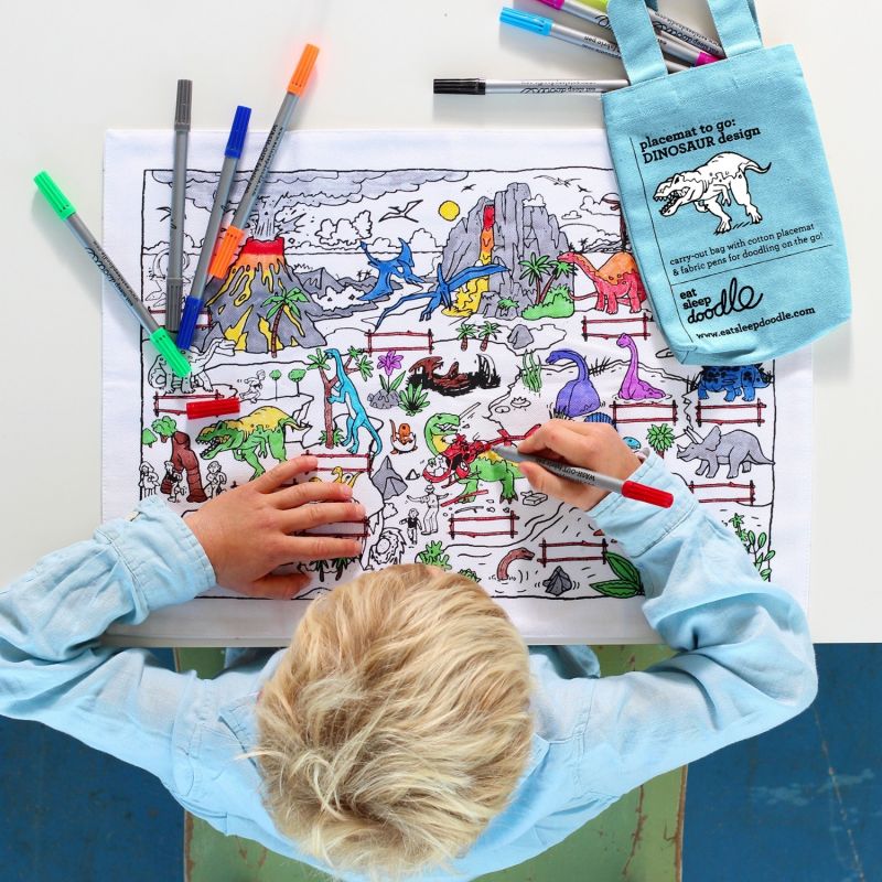Set de table à colorier lavable et réutilisable Dino avec 10 feutres Eatsleepdoodle Ambiance 7