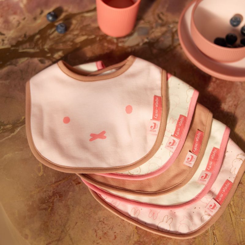 Lot de 5 bavoirs imperméables Miffy Moments Silk Rose Jollein Ambiance 2