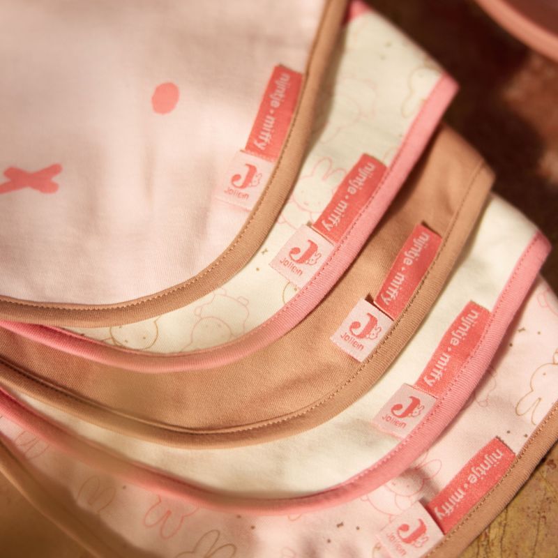 Lot de 5 bavoirs imperméables Miffy Moments Silk Rose Jollein Ambiance 7