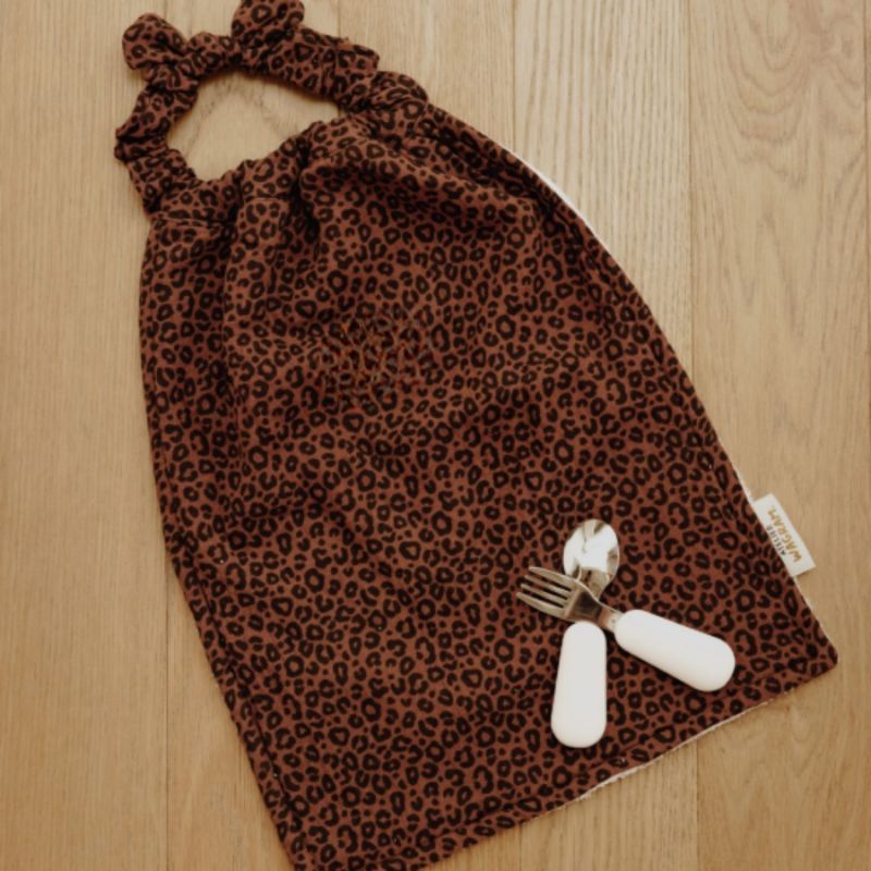 Serviette de cantine Gaze Léopard Marron Atelier Wagram Ambiance 3