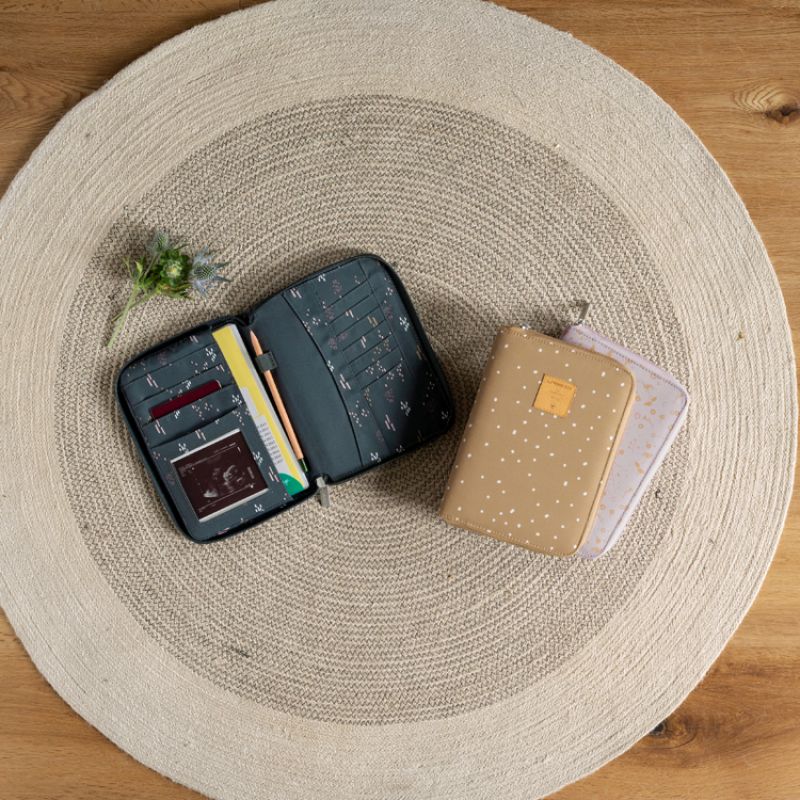 Image d'ambiance de présentation du produit Protège carnet de santé Casual Blobs Fôret - Lässig