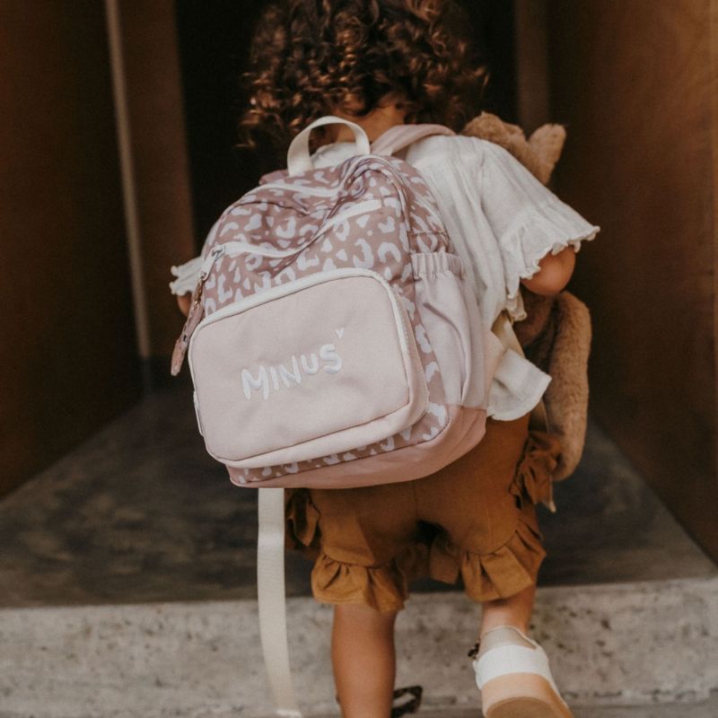 Sac à dos bébé Milo fauve (29 x 22 cm) Zakuw Ambiance 2