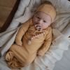 Bonnet de naissance à nouer Mustard  par Mushie