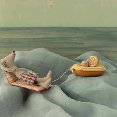 Souris de plage sur son matelas Papa Fleurs