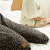 Coussin de grossesse et allaitement Big Flopsy Jersey de coton Léopard Béaba Ambiance 3