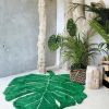 Tapis lavable Monstera Leaf vert (120 x 160 cm)  par Lorena Canals