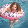 Bouée Léopard rose et doré (55 cm) Swim Essentials Ambiance 4