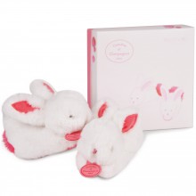 Chaussons de naissance lapin Pompon avec hochet rose fraise (0-6 mois)  par Doudou et Compagnie