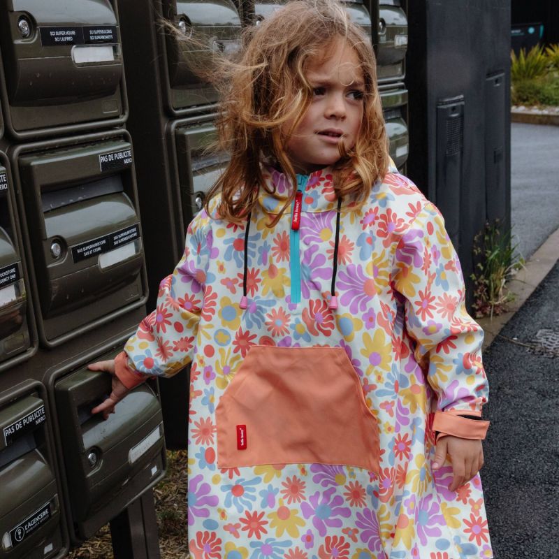 Poncho de pluie Retro Flowers (4-6 ans) Hello Hossy Ambiance 6