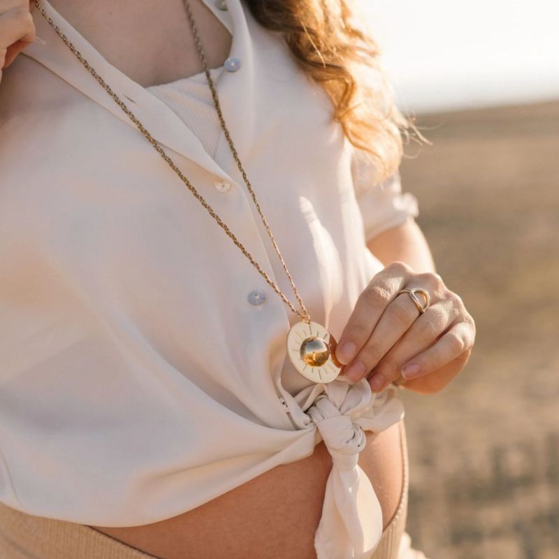 Bola de grossesse Sun cordon personnalisable (or jaune 18 carats) Pleine Lune Ambiance 2