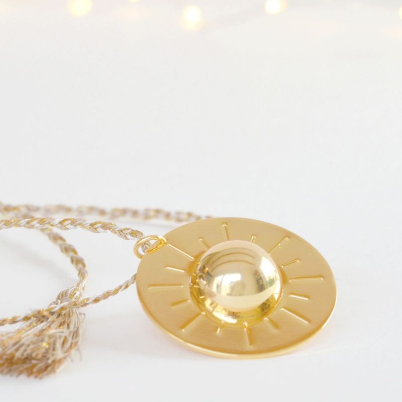 Bola de grossesse Sun cordon personnalisable (or jaune 18 carats) Pleine Lune Ambiance 4