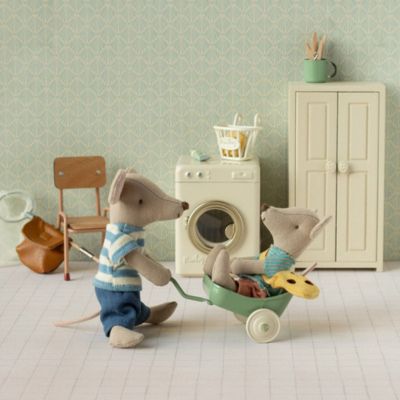 Petit Frère souris avec son sac