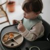 Assiette à compartiments en silicone avec ventouse Shifting Sand Mushie Produit 4
