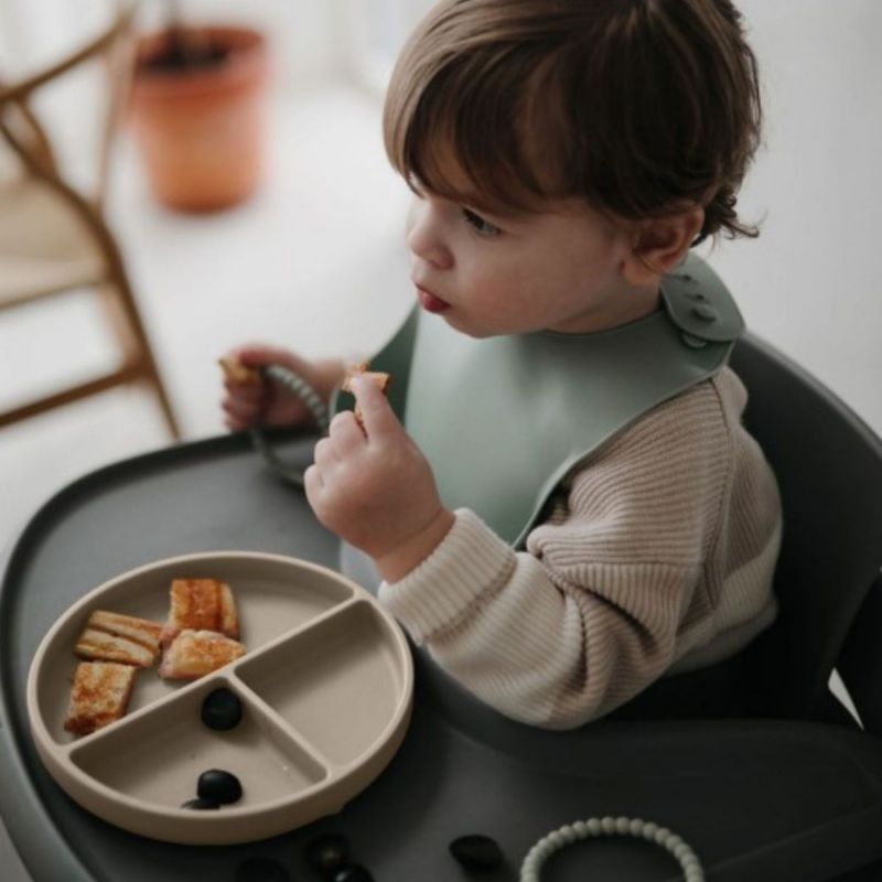 Assiette à compartiments en silicone avec ventouse Shifting Sand Mushie Produit 4