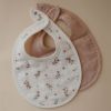 Lot de 2 bavoirs en mousseline Blush-Pink Floral Mushie Ambiance 3