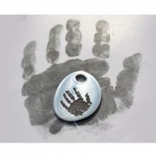 Pendentif empreinte mini galet trou rond avec mousqueton (argent 925°)   par Les Empreintes