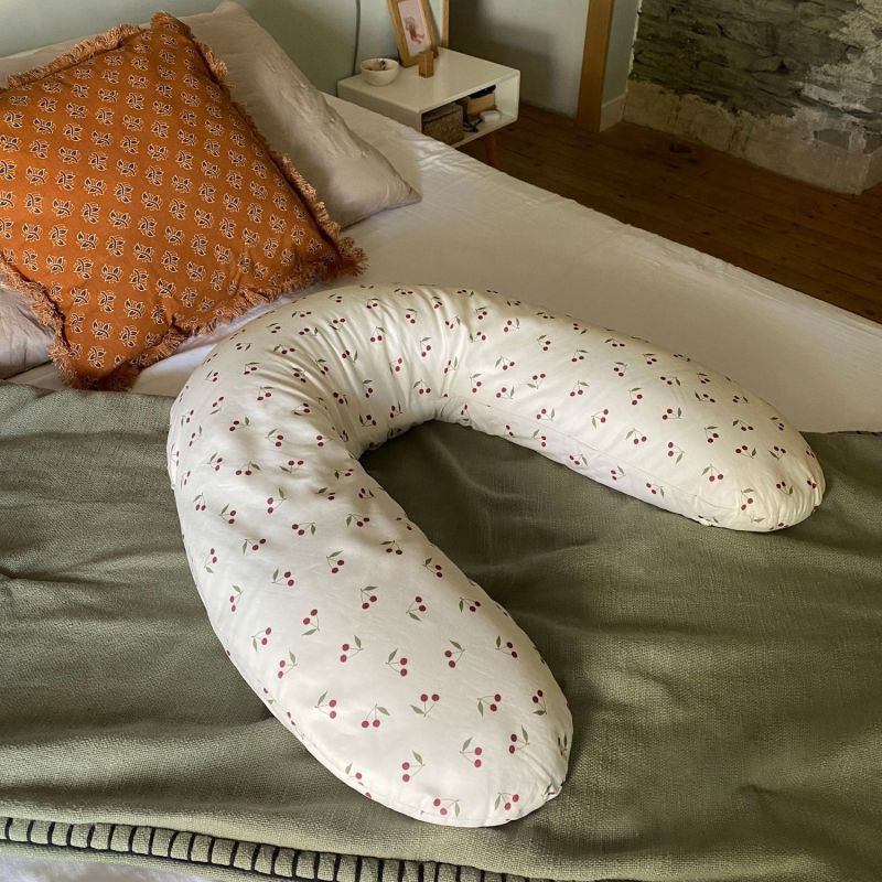 Coussin de maternité en coton Cerises Candide Ambiance 8