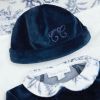 Bonnet de naissance Toile de Jouy bleu Tartine et Chocolat Ambiance 2